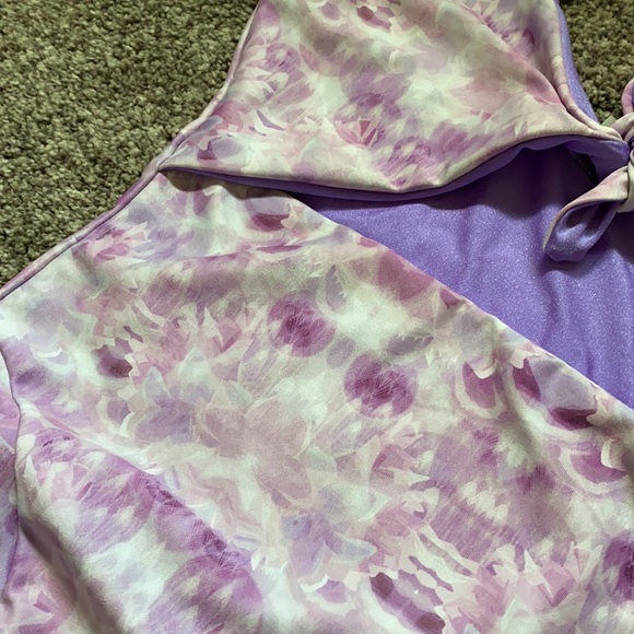 Canadian made one piece with cut outs - Picture 3 of 4